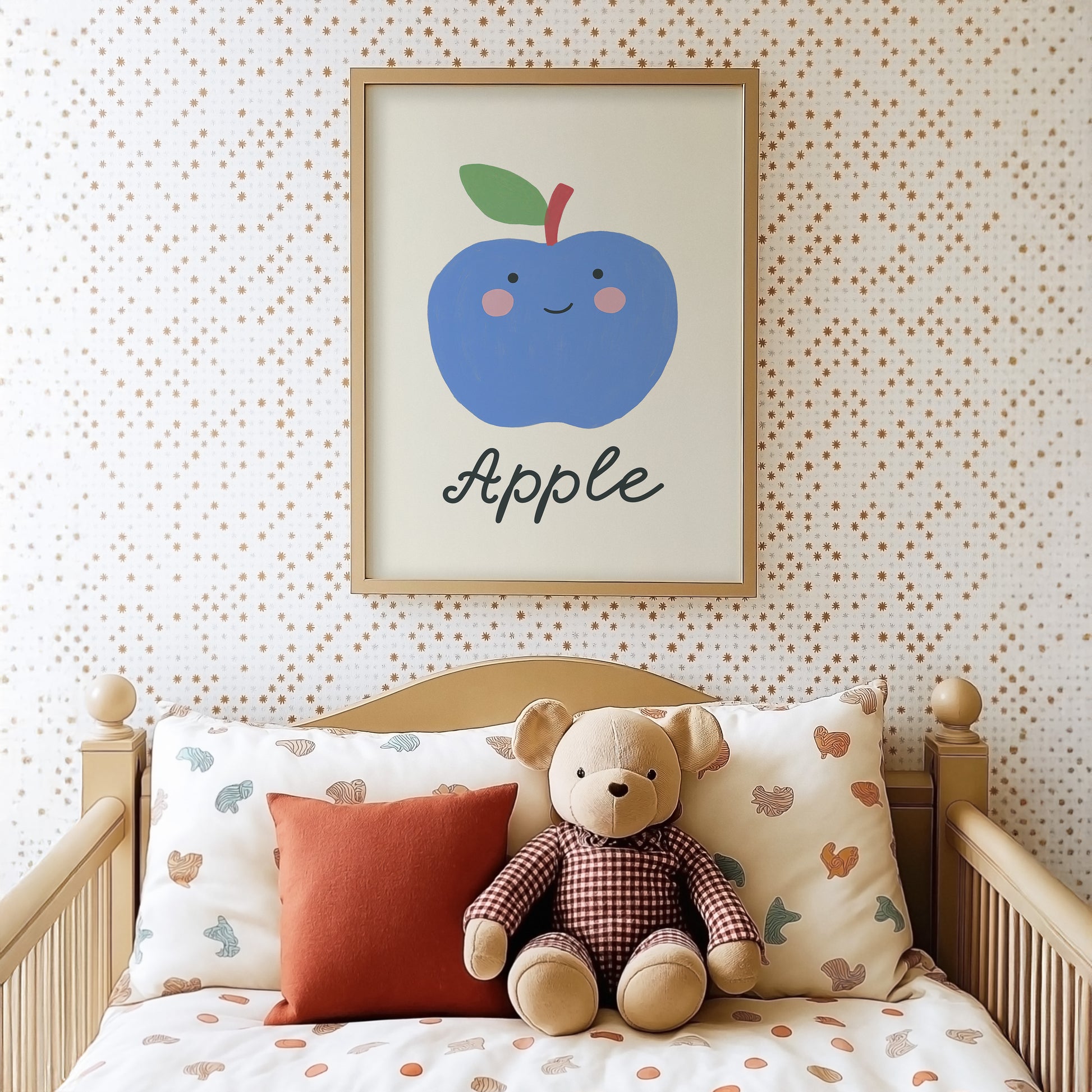 Charmantes Poster für das Kinderzimmer mit einem blauen Apfel und dem Text 'Apple', eine süße und lustige Dekoration von justgoodmood.