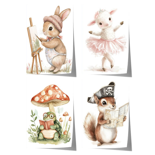 Vier verspielte Aquarellillustrationen von niedlichen Tieren – Hase malt, tanzendes Schaf, Schildkröte liest unter Pilz und Eichhörnchen mit Piratenhut – als hochwertige Kinderzimmer-Wandkunst auf Baumwollposter.