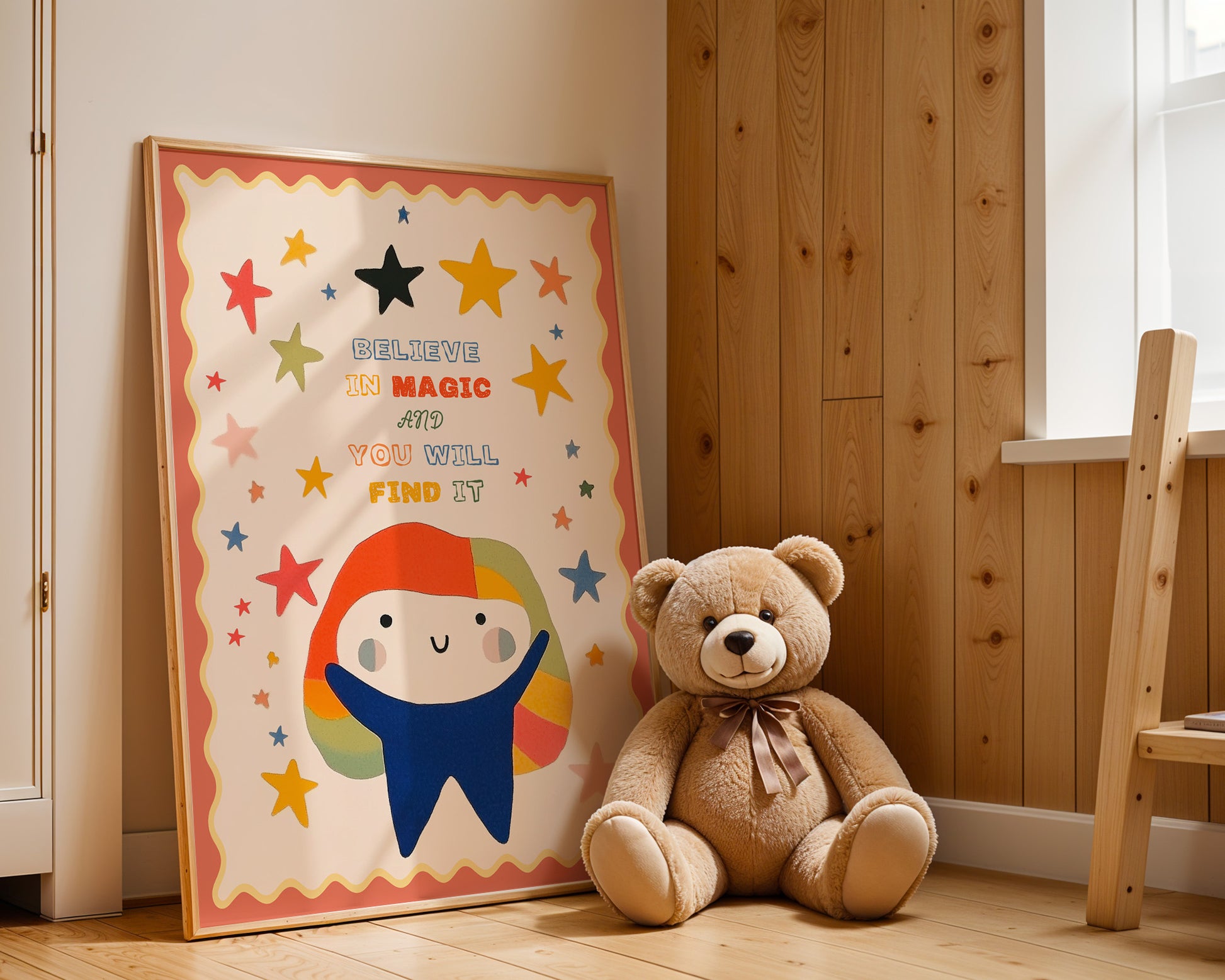 Das fröhliche Poster "Believe in Magic" von justgoodmood steht neben einem kuscheligen Bären, perfekt für eine magische Kinderzimmeratmosphäre.