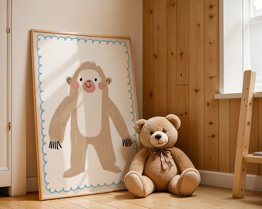Lustiges Faultier-Poster von justgoodmood im Kinderzimmer, ergänzt durch einen weichen Teddybär und warmes Holzdesign.