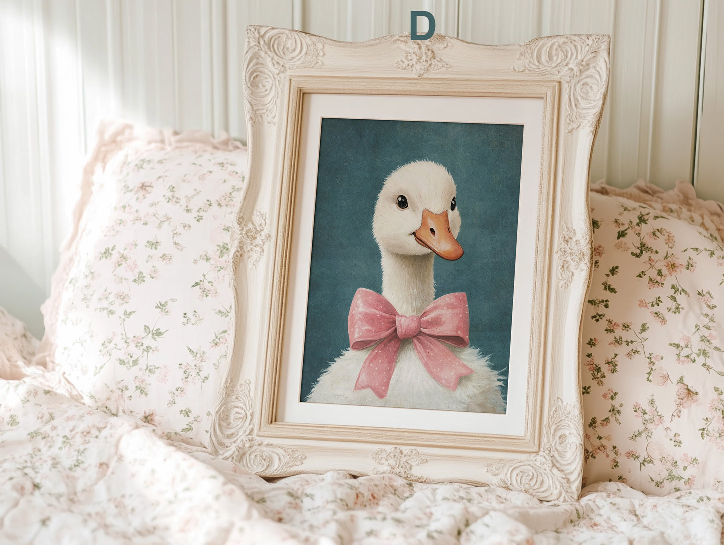 Kreatives Poster von justgoodmood mit einer Gans mit pinker Schleife und einem harmonischen Hintergrund in blauen und grünen Tönen, perfekt für jedes Kinderzimmer.