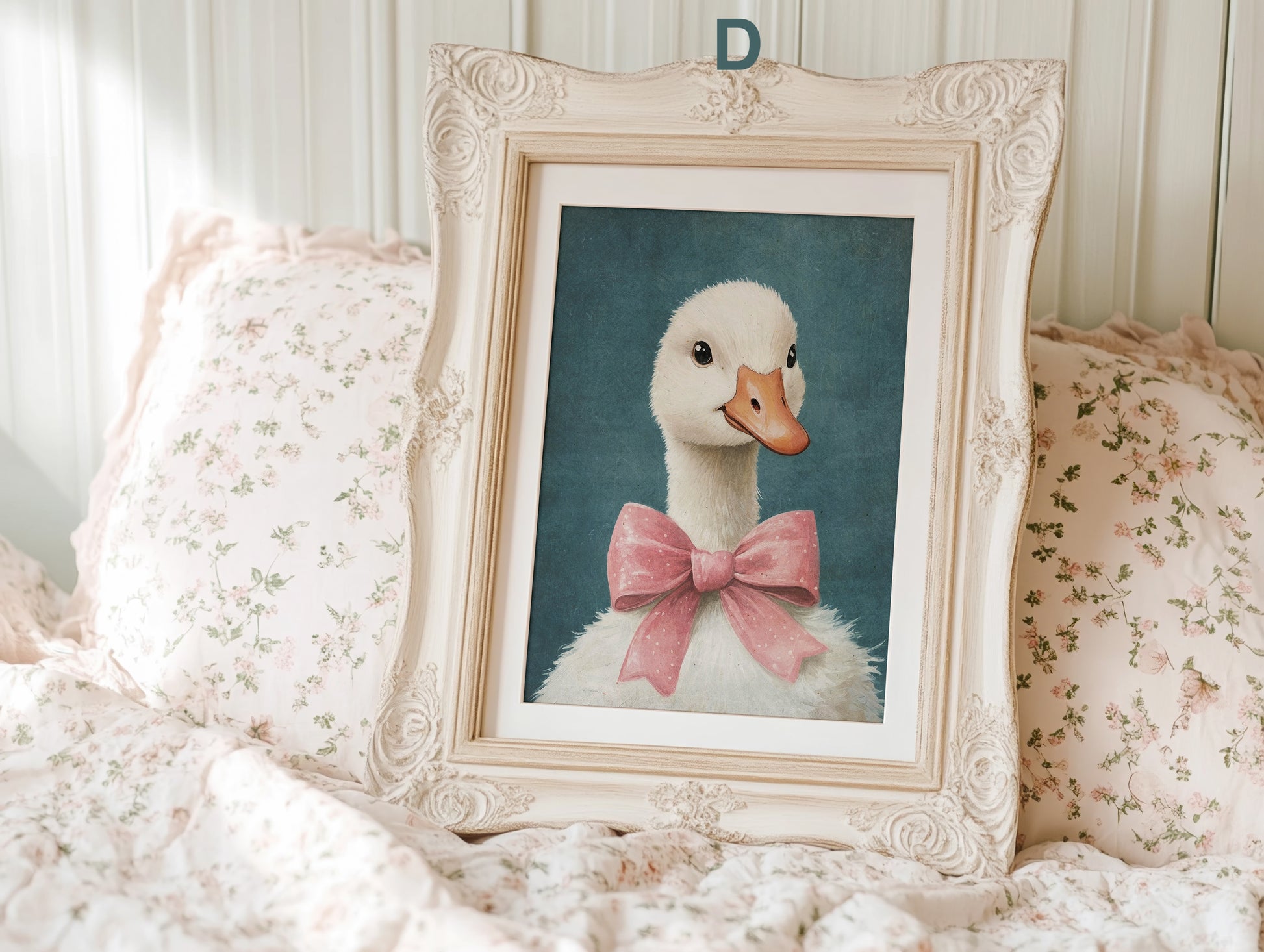 Kreatives Poster von justgoodmood mit einer Gans mit pinker Schleife und einem harmonischen Hintergrund in blauen und grünen Tönen, perfekt für jedes Kinderzimmer.