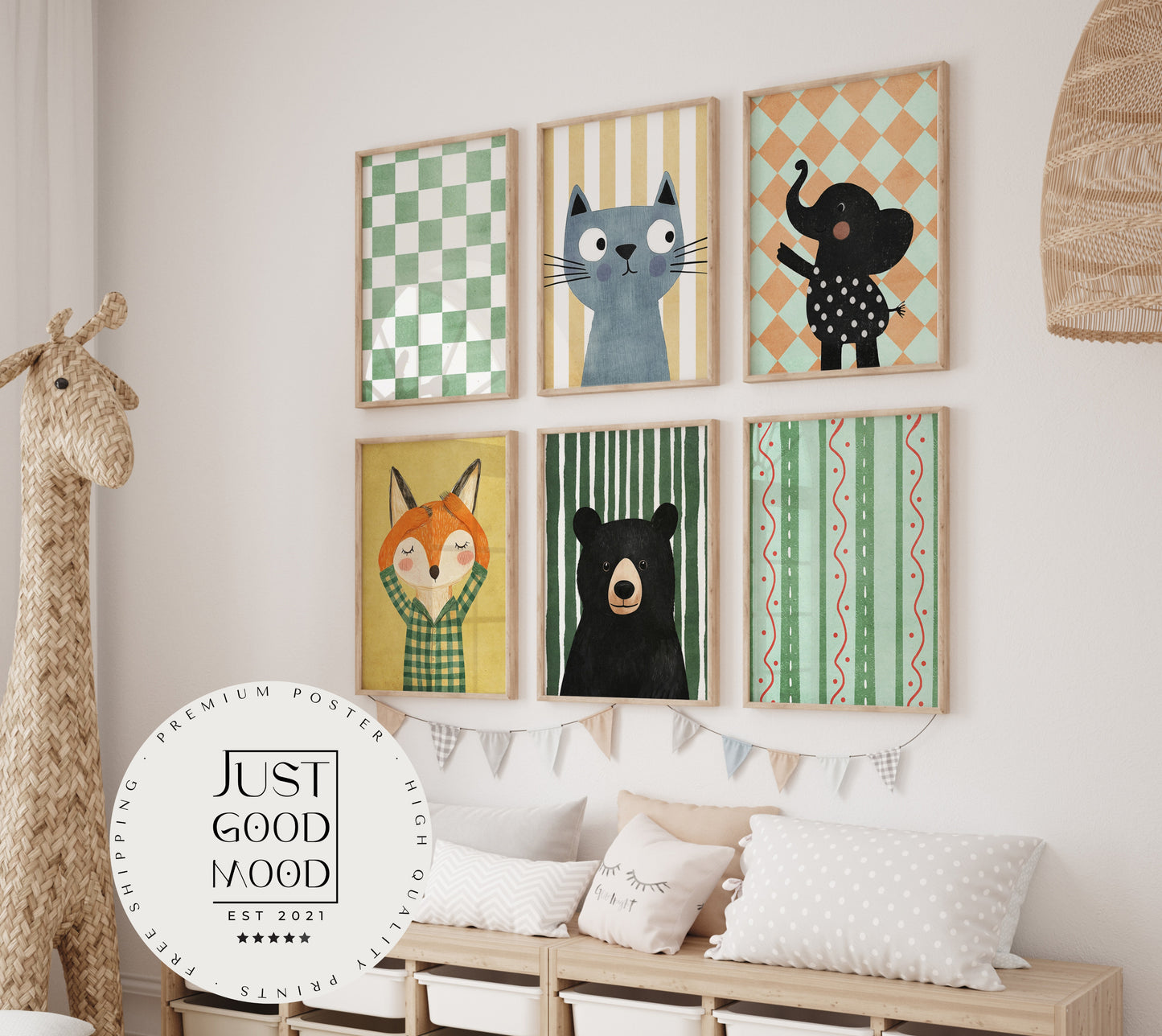 Wunderschöne Waldtier-Poster von Justgoodmood im Kinderzimmer, mit einem Bären, einem Fuchs, einer Katze und einem Elefanten. Ideale Geschenkidee für Kinder, die den Raum mit freundlichen Deko-Prints in Grün und Gelb gestalten möchten.
