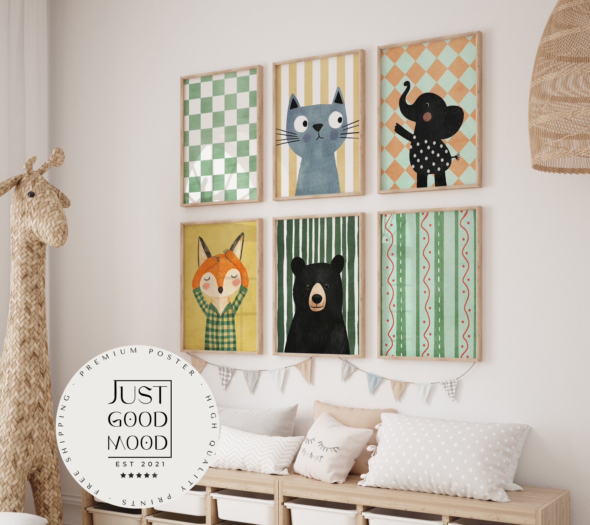 Wunderschöne Waldtier-Poster von Justgoodmood im Kinderzimmer, mit einem Bären, einem Fuchs, einer Katze und einem Elefanten. Ideale Geschenkidee für Kinder, die den Raum mit freundlichen Deko-Prints in Grün und Gelb gestalten möchten.