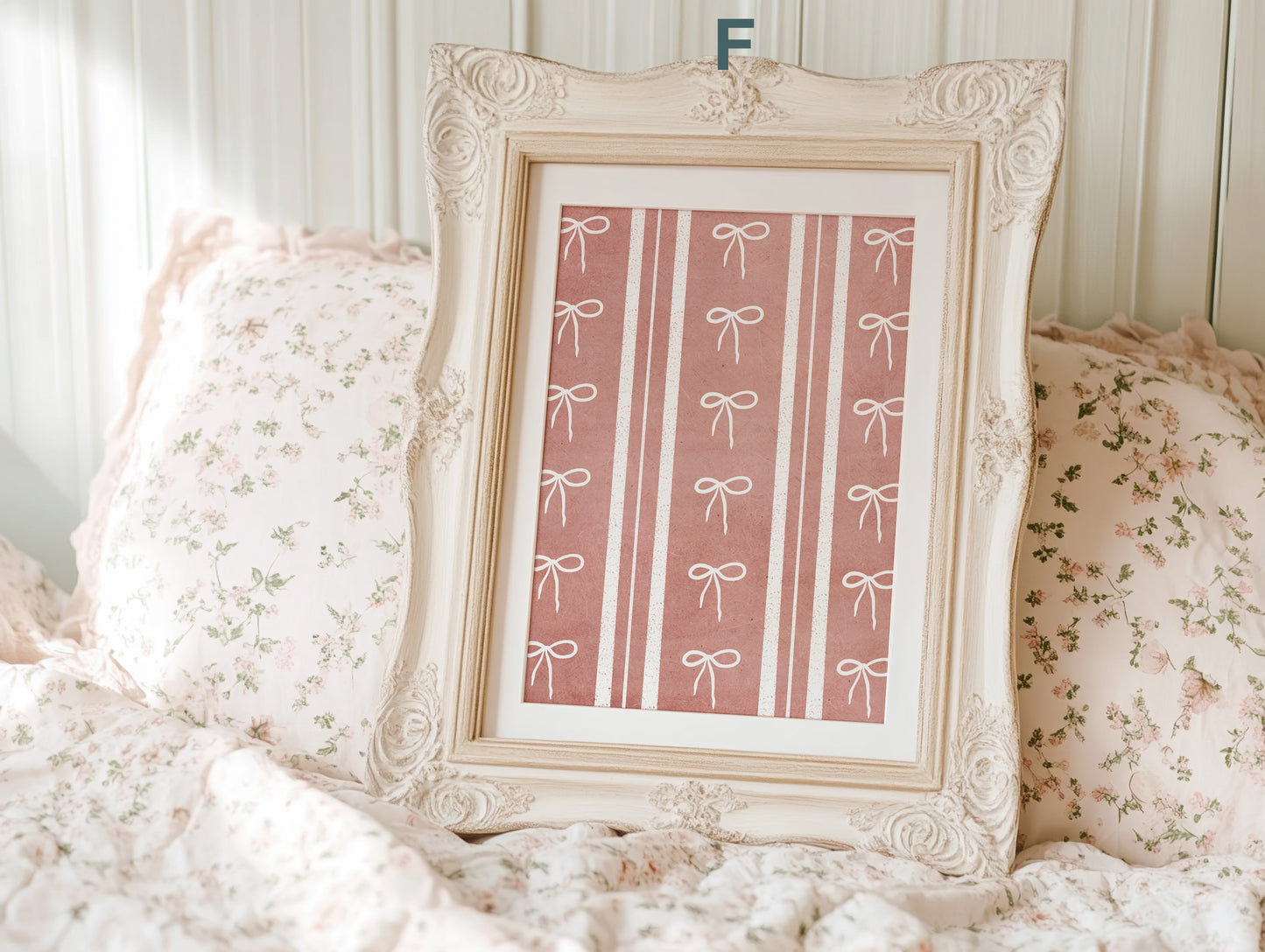 Fröhliches Poster von justgoodmood mit einem verspielten Gans-Motiv, das in einem eleganten Rahmen zur Schau gestellt wird, perfekt geeignet für jedes Kinderzimmer.