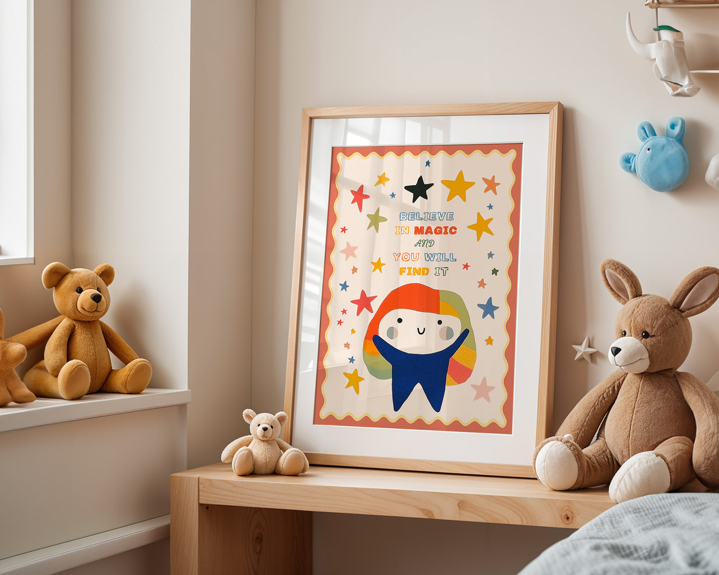 Das Poster "Believe in Magic" von justgoodmood dekoriert eine Kinderzimmer-Ecke, umgeben von Plüschspielzeug für eine inspirierende Umgebung.