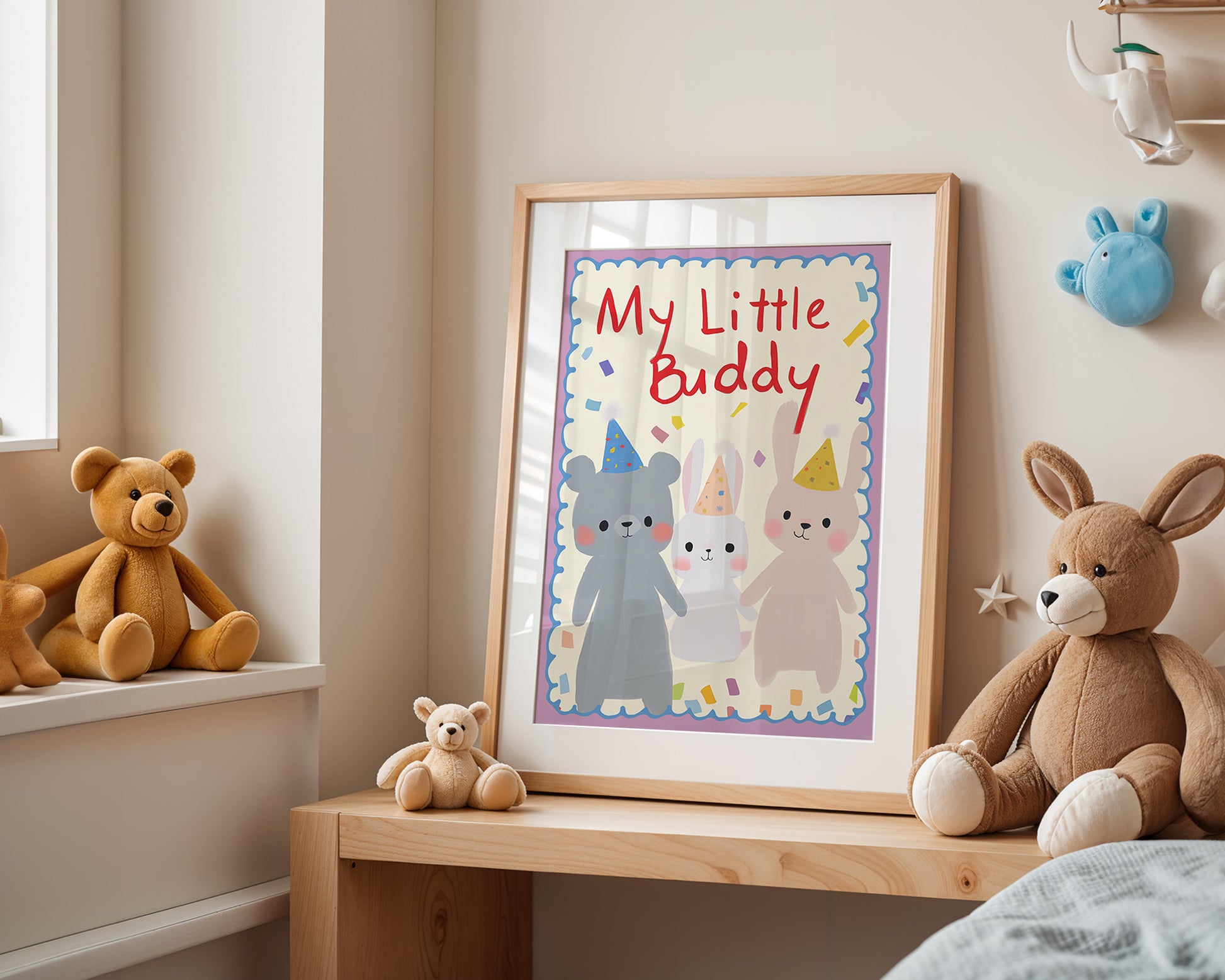 Einladendes Kinderzimmer mit dem farbenfrohen Poster 'My Little Buddy' von justgoodmood, das ein freundliches Ensemble aus Bär und Hasen zeigt, perfekt für kreative Raumgestaltung.