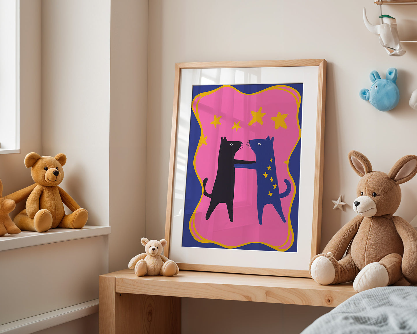 Charmantes Poster für Kinderzimmer von justgoodmood mit farbenfrohen Katzen beim Tanzen unter einem Sternenhimmel in Pink und Blau.