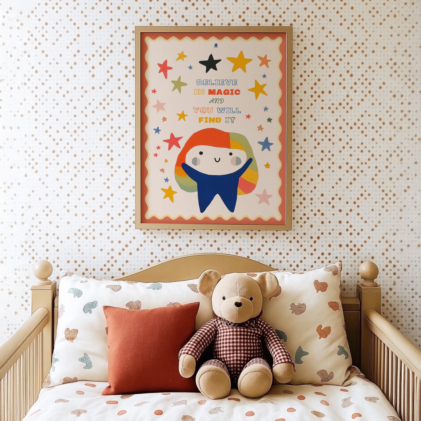Niedliches Kinderzimmer mit dem Poster "Believe in Magic" von justgoodmood über einem gemütlichen Bett, dekoriert mit einem Plüschteddy, der eine warme Atmosphäre schafft.