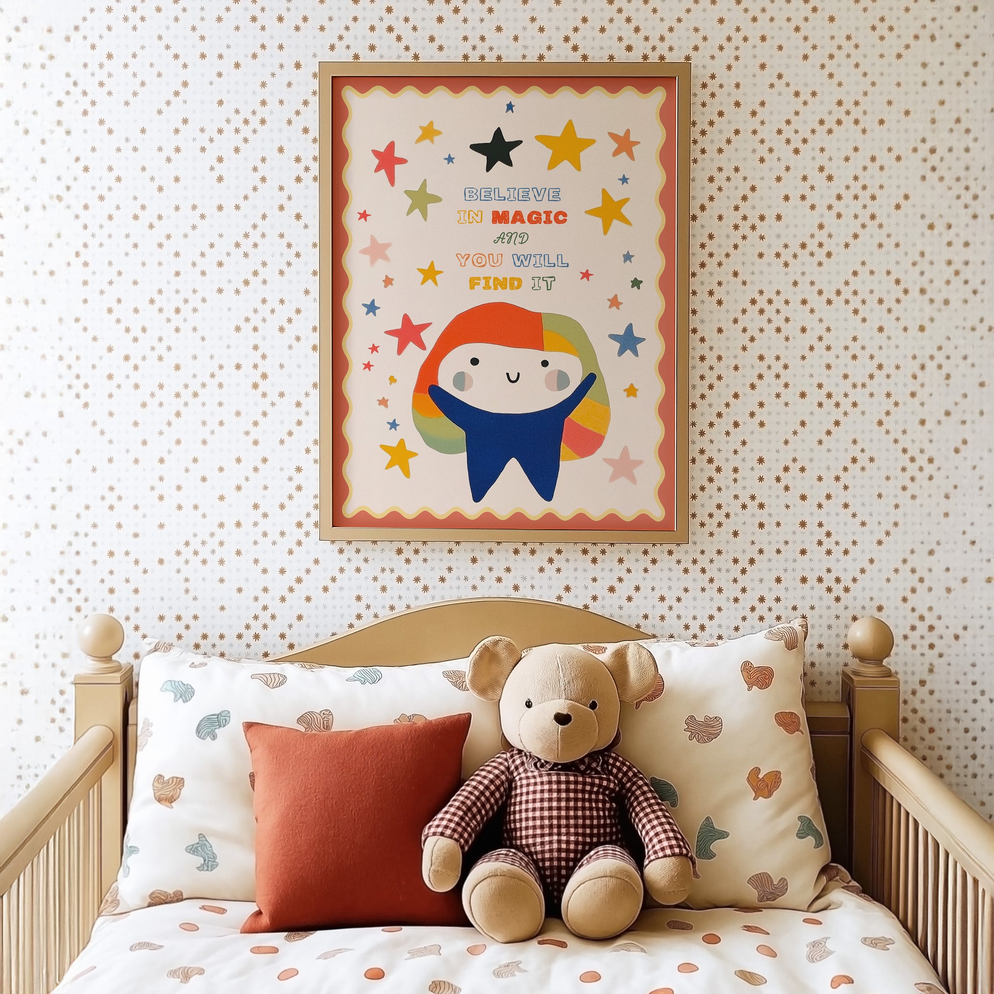 Niedliches Kinderzimmer mit dem Poster "Believe in Magic" von justgoodmood über einem gemütlichen Bett, dekoriert mit einem Plüschteddy, der eine warme Atmosphäre schafft.