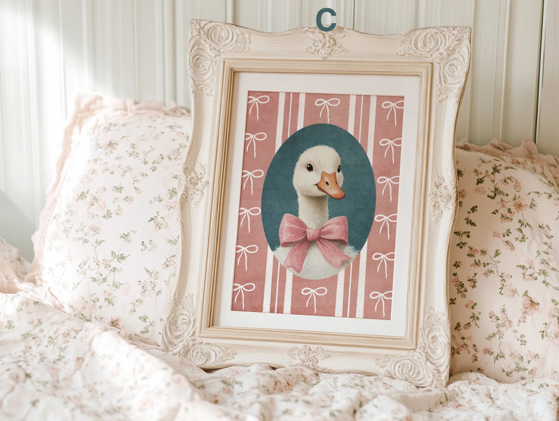 Charmantes Poster von justgoodmood mit einer Gans in einem antiken Rahmen, umgeben von rosa und blauen Farben, ideal für eine freundliche Kinderzimmer-Atmosphäre.