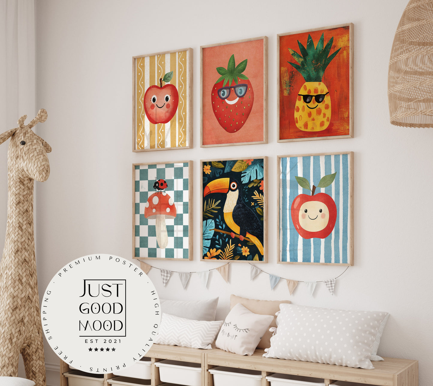 Farbige Poster für das Kinderzimmer von JustGoodMood mit fröhlichen Obstmotiven wie Apfel, Erdbeere und Ananas. Ideale Wandgestaltung für kreative Räume und Geschenke zu besonderen Anlässen.