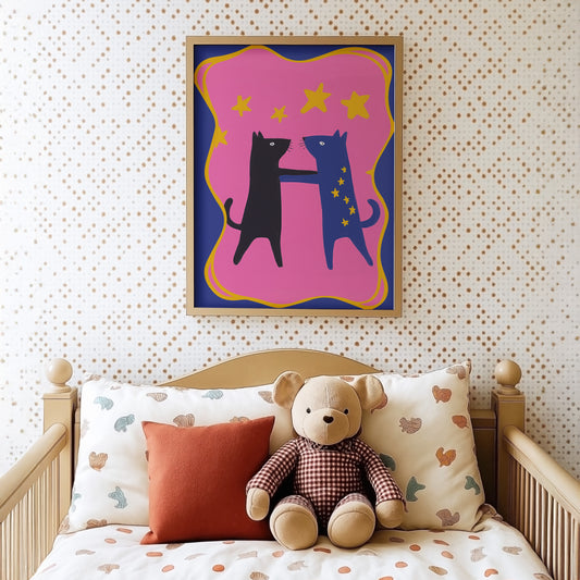 Buntes Poster Katzen, Tanz unterm Sternenhimmel, im Kinderzimmer von justgoodmood. Lebendige Farben und freundliches Design für eine zauberhafte Atmosphäre.