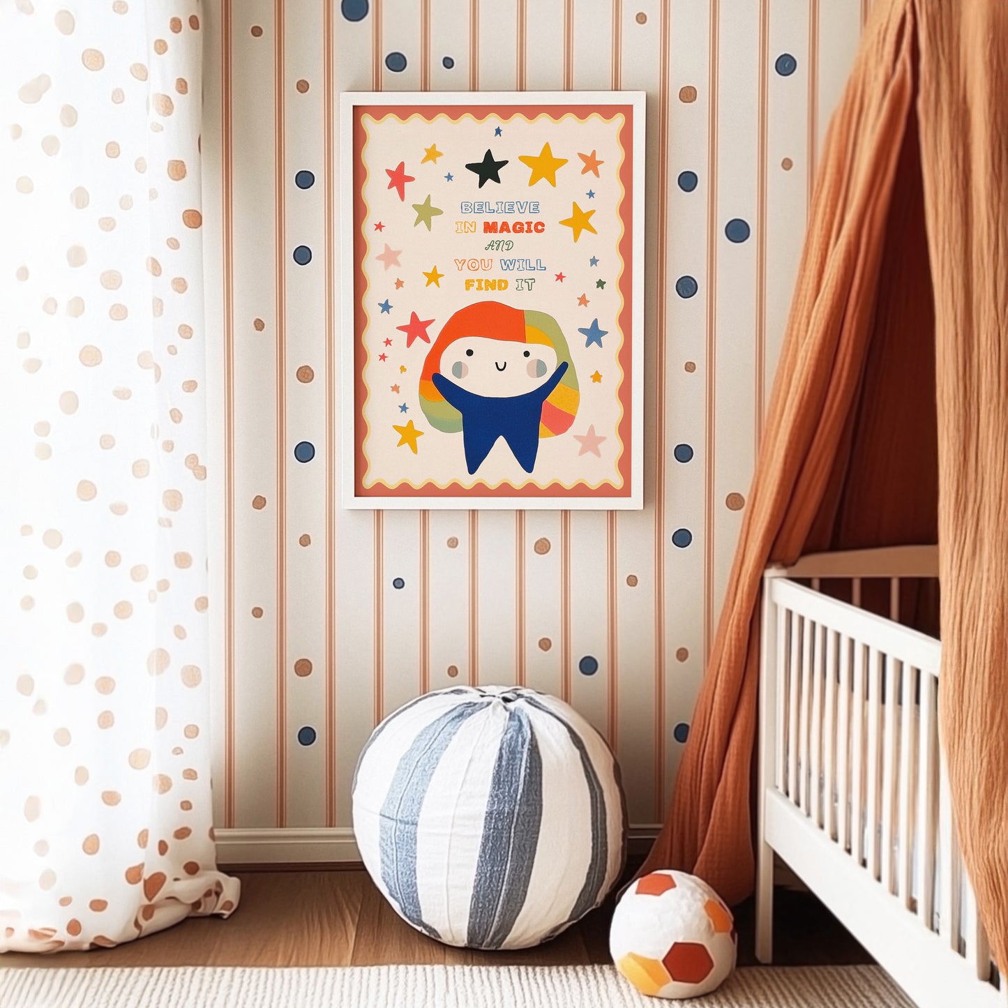 Das festliche Zimmer mit dem farbenfrohen Poster "Believe in Magic" von justgoodmood, eine bezaubernde Wanddekoration für kleine Träumer.