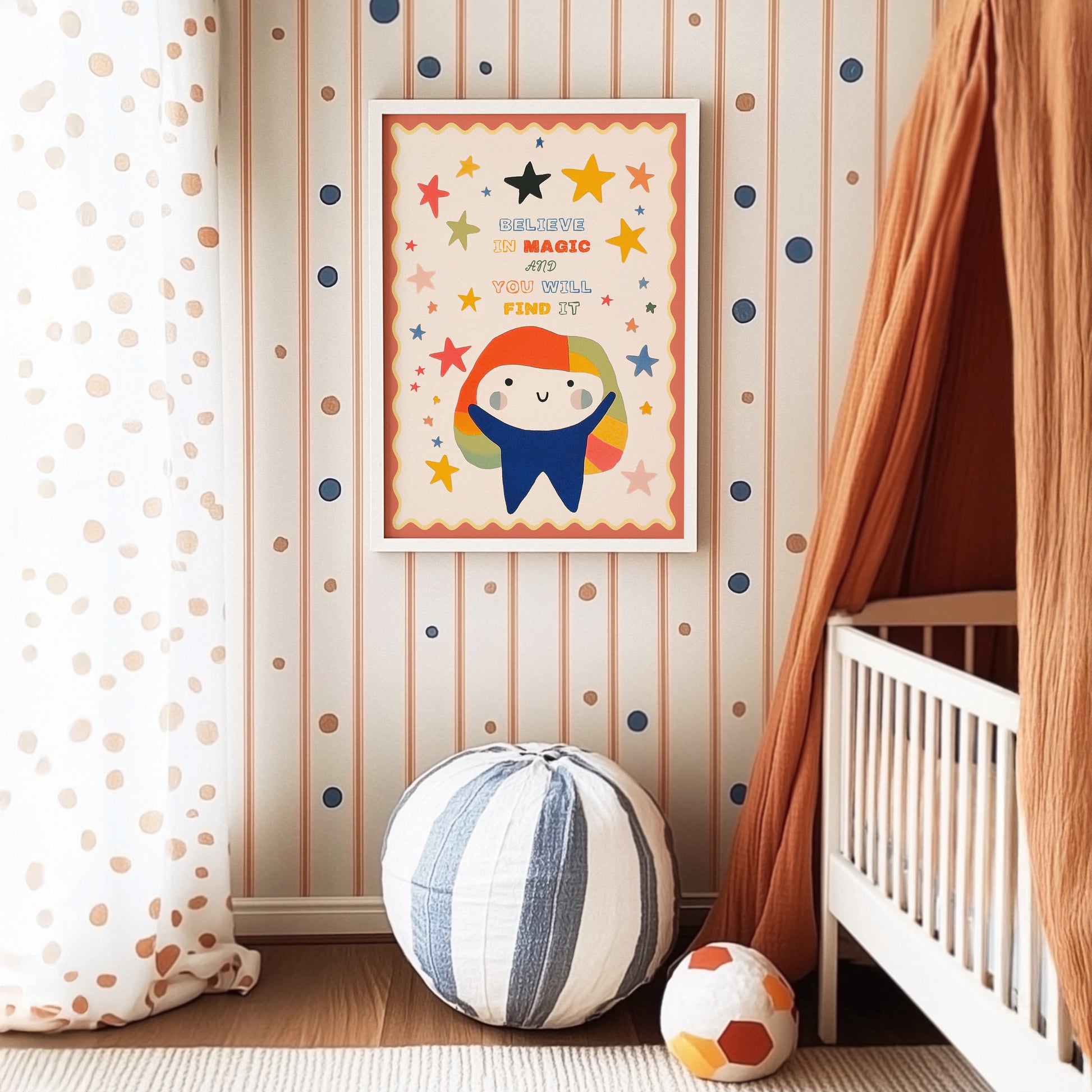 Das festliche Zimmer mit dem farbenfrohen Poster "Believe in Magic" von justgoodmood, eine bezaubernde Wanddekoration für kleine Träumer.