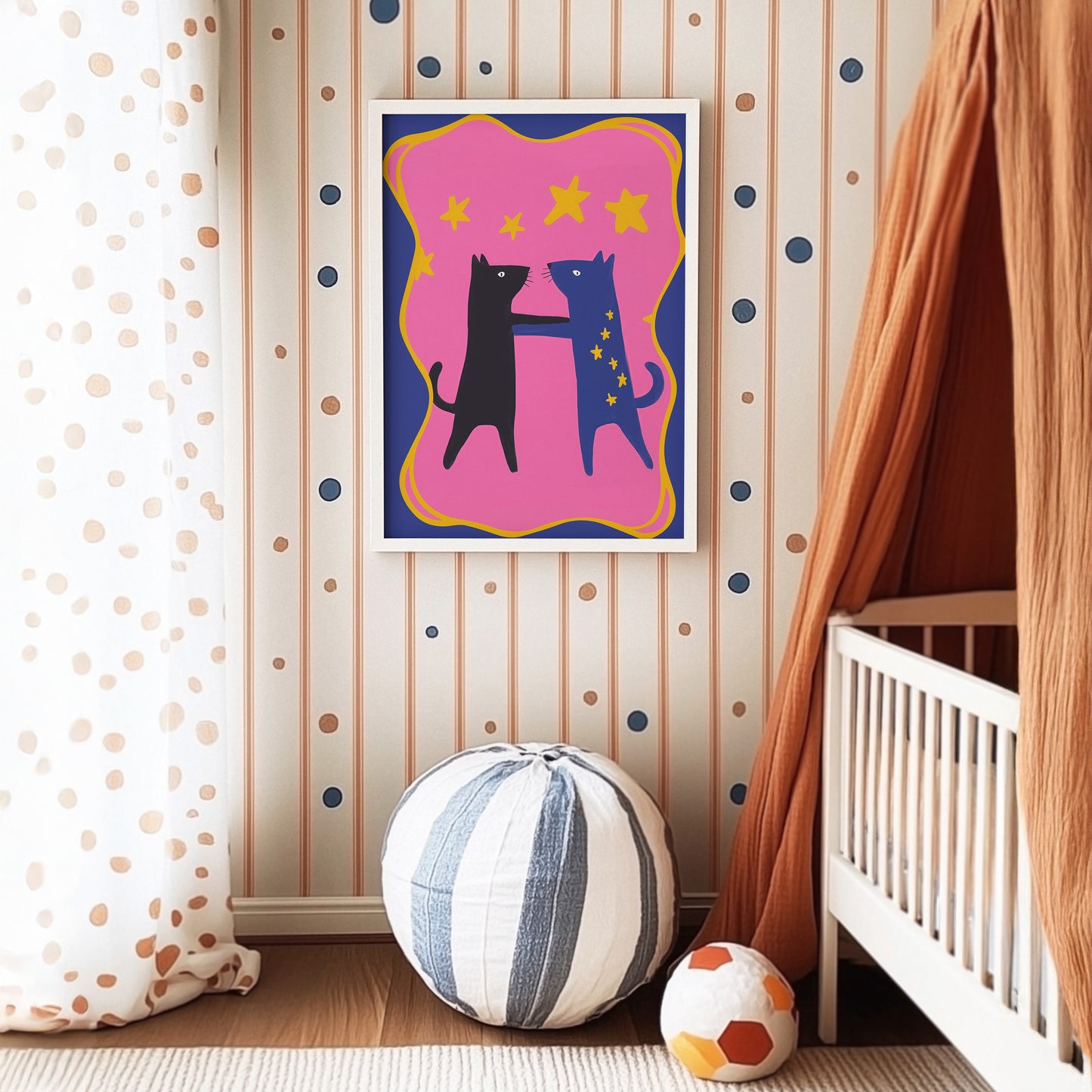 Wunderschönes Kinderzimmer-Poster von justgoodmood, das Katzen in lebendigen Farben vor einer bunten Wand zeigt, ideal für kleine Träumer.