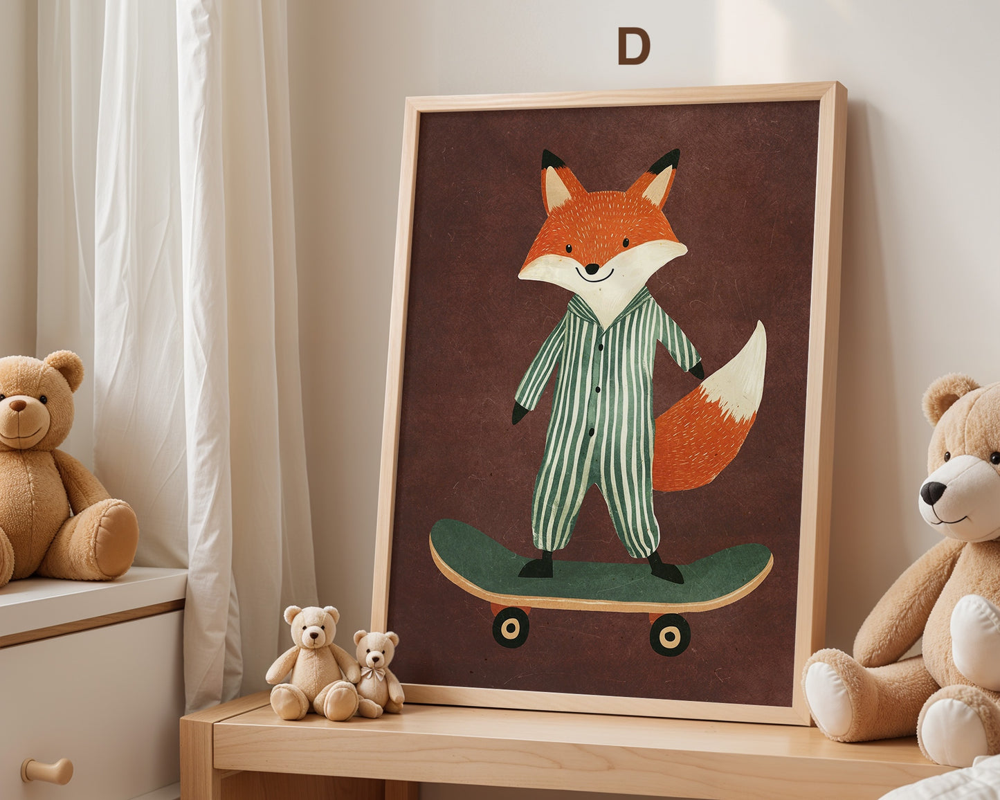 Freundlicher Fuchs im Schlafanzug, der auf einem Skateboard steht. Dieses charmante Poster von justgoodmood sorgt für eine fröhliche Atmosphäre im Kinderzimmer.