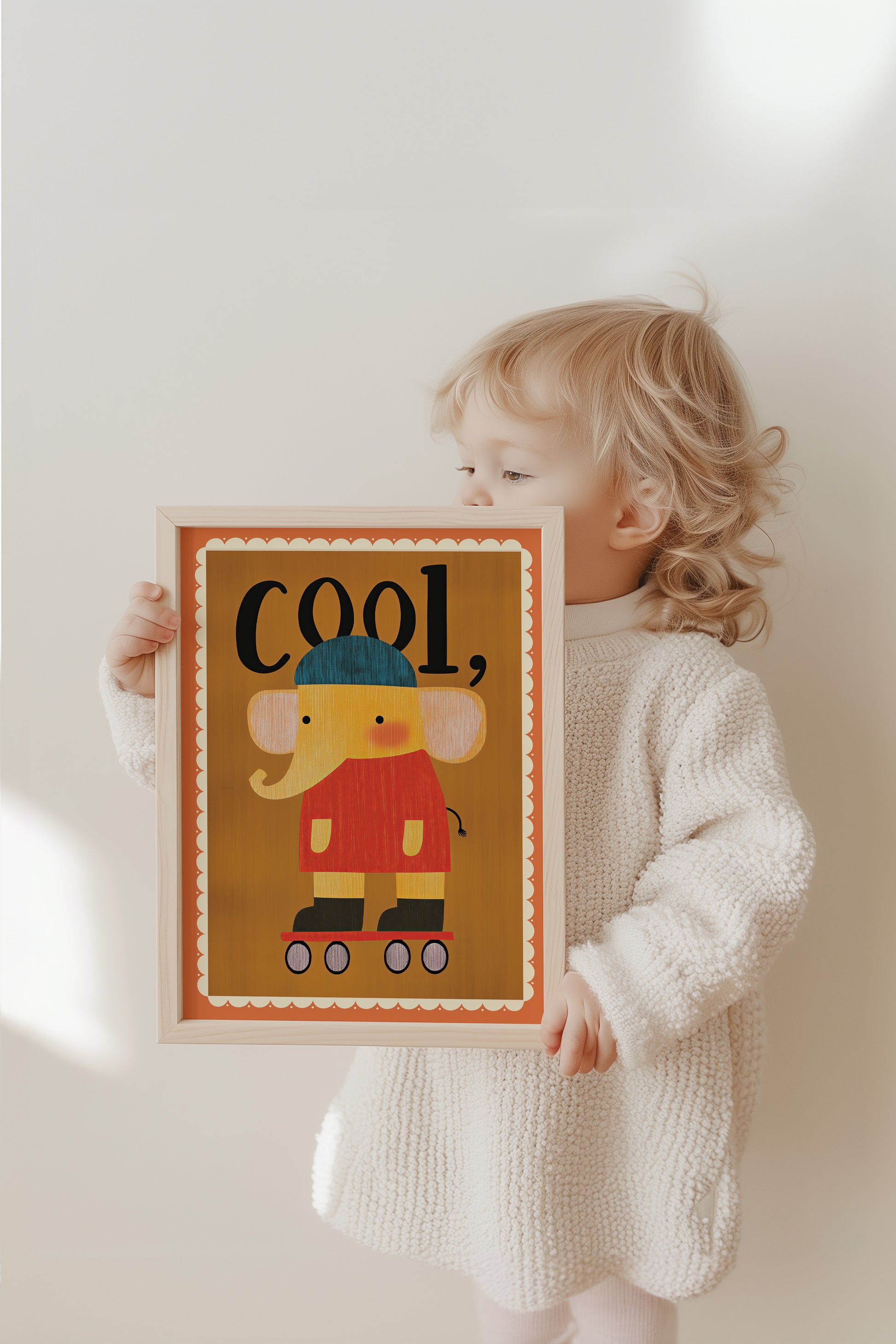Ein Kind hält das Poster "Cooler Elefant auf Rollschuhen" von justgoodmood, umgeben von warmem Licht und einer freundlichen Atmosphäre. Ideal als Geschenk und Deko für kreative Kinderzimmer.