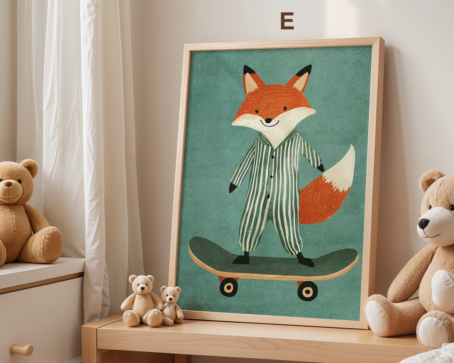 Ein fröhlicher Fuchs im Schlafanzug auf einem Skateboard, perfekt für die Wanddekoration im Kinderzimmer. Dieses Poster von justgoodmood ist das ideale Geschenk für kleine Abenteurer.