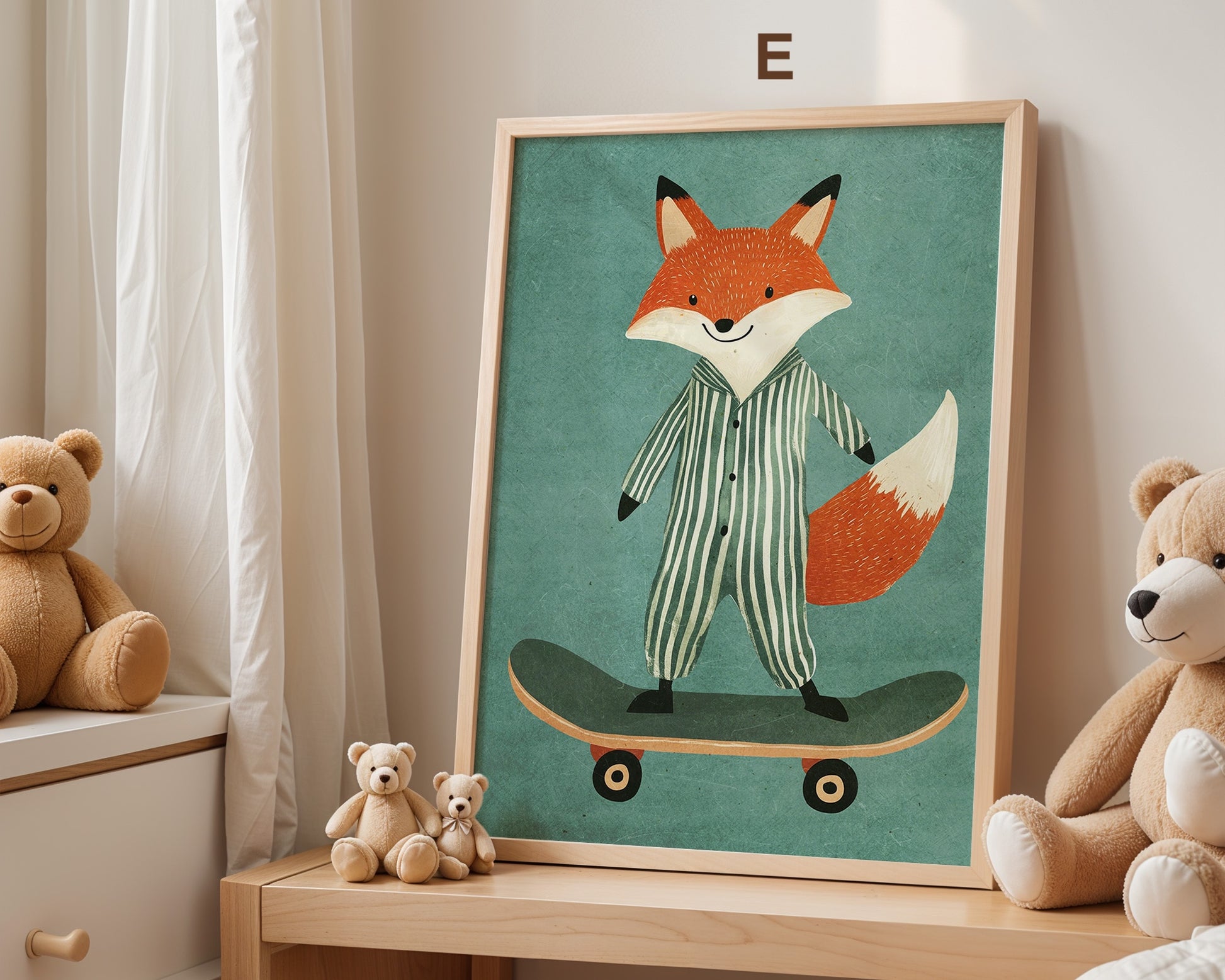 Ein fröhlicher Fuchs im Schlafanzug auf einem Skateboard, perfekt für die Wanddekoration im Kinderzimmer. Dieses Poster von justgoodmood ist das ideale Geschenk für kleine Abenteurer.