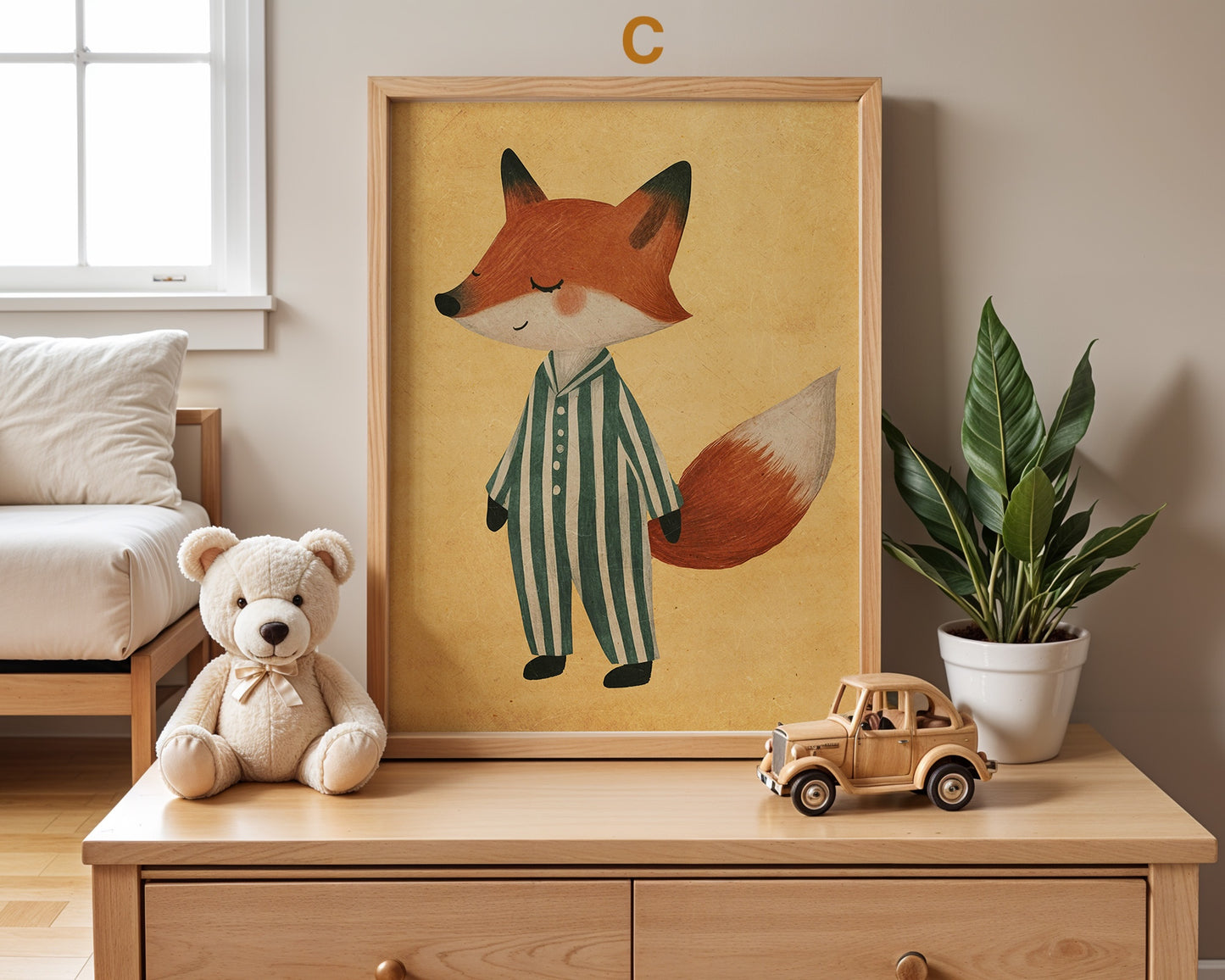 Verspielt gestaltetes Fuchs-Poster von justgoodmood für Kinderzimmer, das einen aufrechten Fuchs in einem grünen Pyjama zeigt, ideal um dem Raum einen fröhlichen Akzent zu geben.