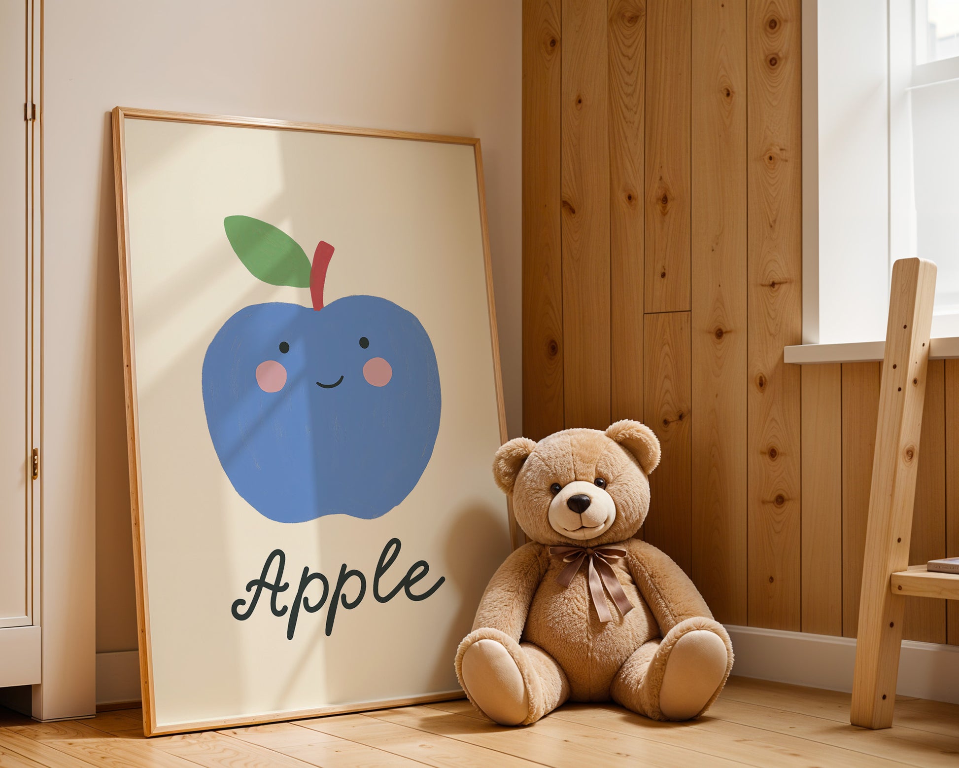 Fröhliches Poster für das Kinderzimmer mit einem blauen Apfel und dem Text 'Apple' - ein lustiges Lernposter von justgoodmood, ideal als Geschenk für Kinder.