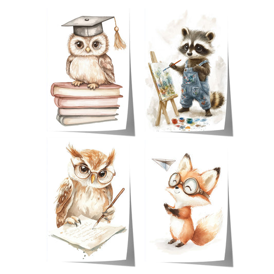 Vier detailreich illustrierte Aquarelltiere – Eule, Waschbär, Fuchs und weitere – mit charmanter Schul- und Kreativszene als moderne Wanddekoration für Kinderzimmer.