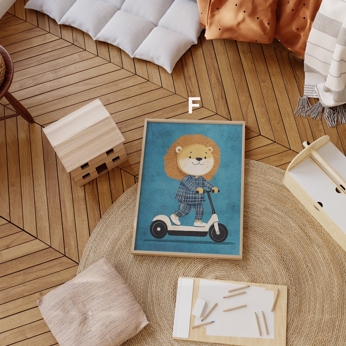 Skateboard Waldtiere Poster Kinderzimmer von justgoodmood, zeigt einen fröhlichen Löwen auf einem Scooter in einem kindgerechten Raum, ideal als Geschenkidee für Kinder.