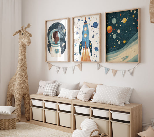 Fantasievolles Kinderzimmer mit Astronautenposter von justgoodmood – perfekte Deko mit Rakete und Planeten für das Kinderzimmer.