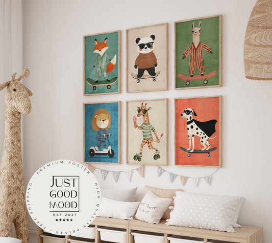 Bezauberndes Skateboard Waldtiere Poster für Kinderzimmer von justgoodmood. Das farbenfrohe Deko-Print zeigt einen Fuchs, einen Pandabär, ein Lama, einen Löwen, eine Giraffe, und einen Dalmatiner auf Skateboards, perfekt für jeden Raum!