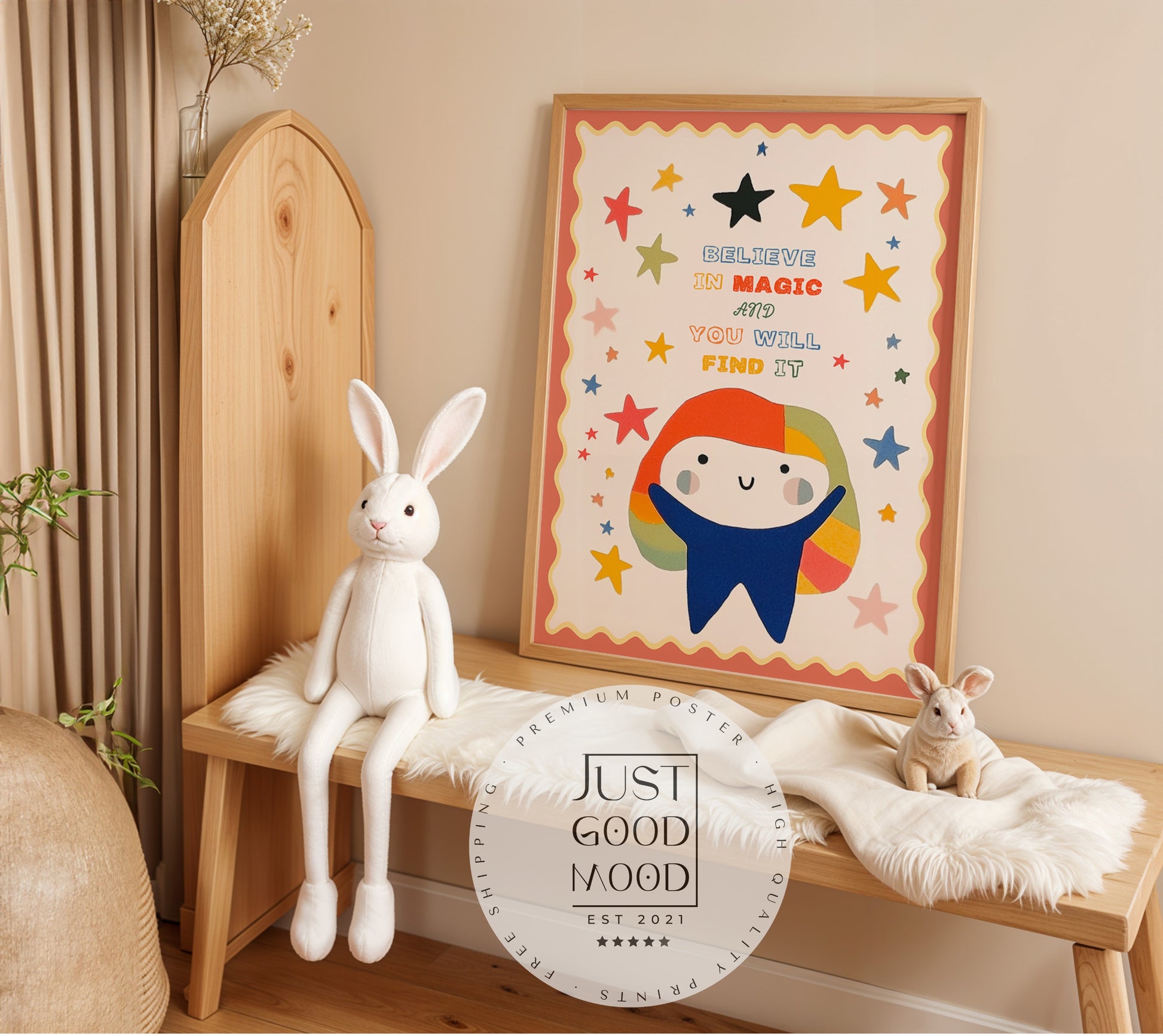 Buntes Poster "Believe in Magic" von justgoodmood im Kinderzimmer, umgeben von einem niedlichen weißen Hasen und einem rosa Kuscheltier, perfekt für kleine Träumer.