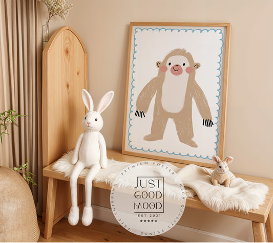 Süßes Faultier-Poster für das Kinderzimmer von justgoodmood, dekoriert mit einem weißen Plüschtier und einer gemütlichen Holzbank.