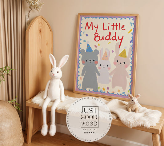 Fröhliches Kinderzimmer mit dem Poster 'My Little Buddy' von justgoodmood, das einen Bären und einen Hasen mit Partyhüten zeigt. Perfekt für eine freundliche und bunte Atmosphäre.