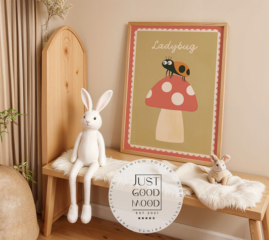 Niedliches Marienkäfer-Poster von justgoodmood, das einen Marienkäfer auf einem Fliegenpilz zeigt; perfekt für die fröhliche Wanddekoration im Kinderzimmer.