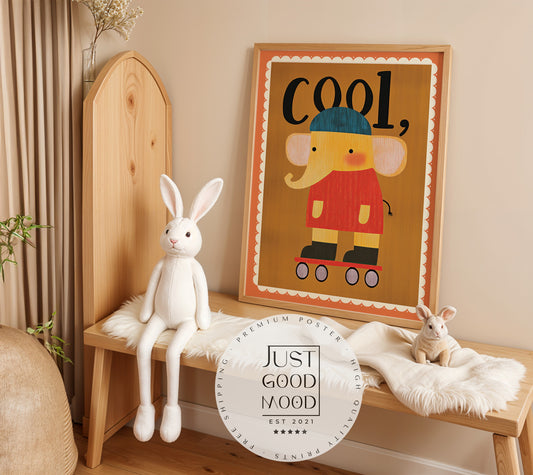 Cooler Elefant auf Rollschuhen Poster von justgoodmood, liebevoll arrangiert in einem Kinderzimmer mit einem Kissen und einem Spielzeughasen. Perfekte Deko für Kinderzimmer und als Geschenkidee.