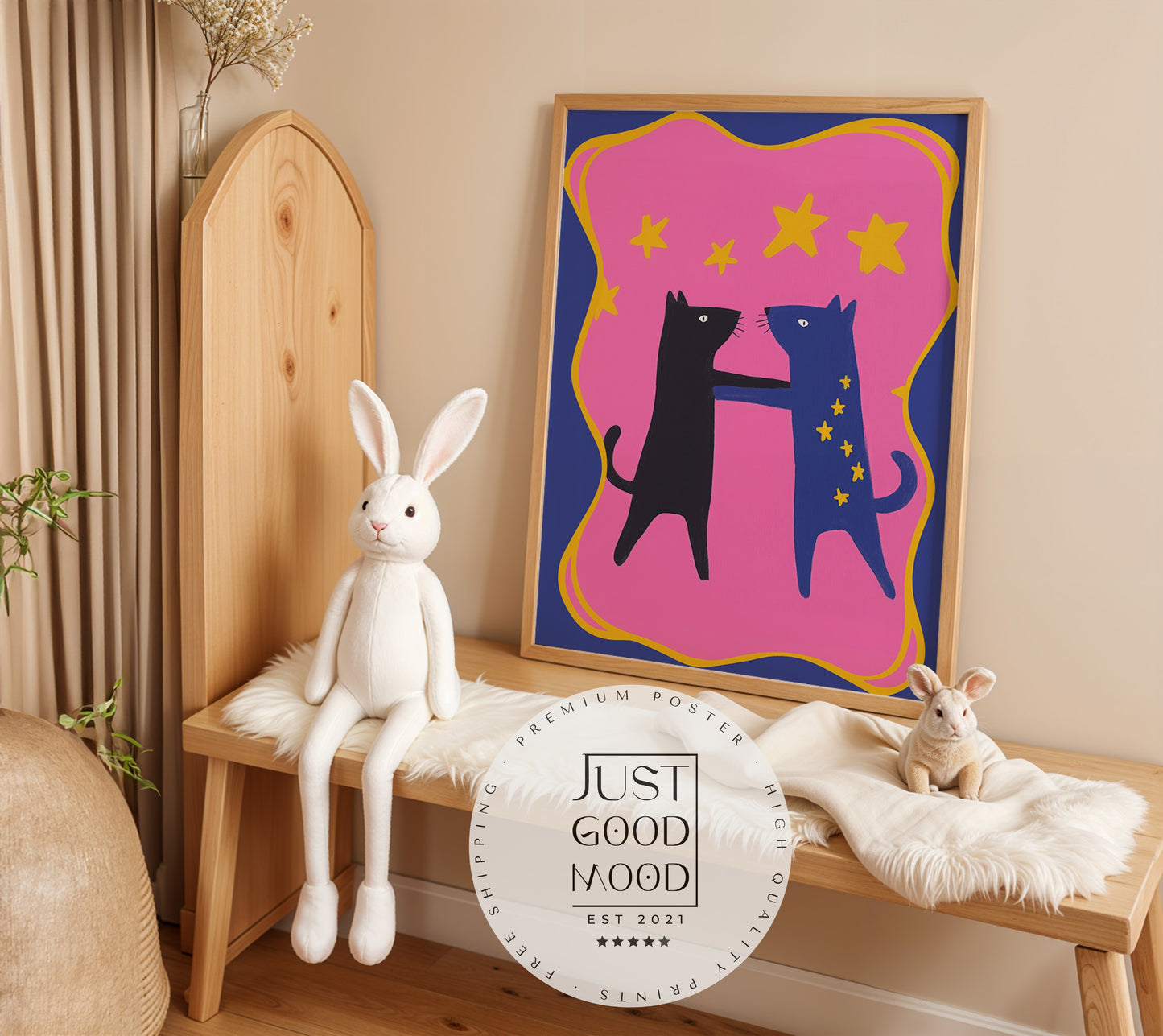 Poster für Kinderzimmer mit Katzen, Tanz unterm Sternenhimmel von justgoodmood. Farbenfrohes Kunstwerk in Pink und Blau, perfekt für kleine Träumer.