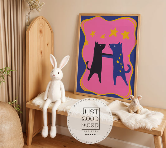 Poster für Kinderzimmer mit Katzen, Tanz unterm Sternenhimmel von justgoodmood. Farbenfrohes Kunstwerk in Pink und Blau, perfekt für kleine Träumer.