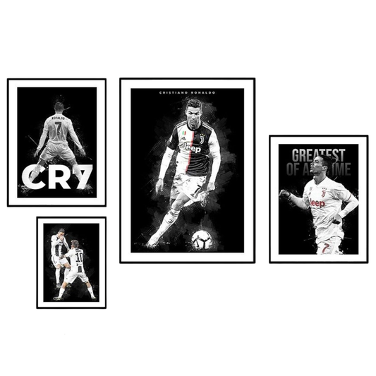Vier schwarz-weiße Poster mit dynamischen Darstellungen von Cristiano Ronaldo im Juventus-Trikot, hochwertiger Premium-Poster-Qualität für stilvolle Wanddekoration im Wohnzimmer oder Büro.