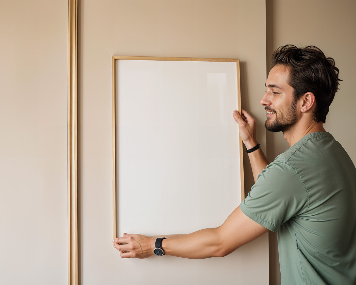 Ein Mann lächelt, während er einen leeren Rahmen hält, bereit für ein personalisierbares Poster von JUSTGOODMOOD.