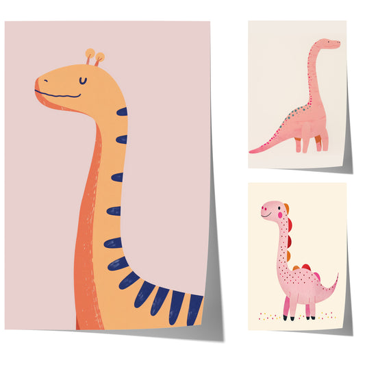 Drei farbenfrohe Kinderposter mit einer Giraffe und zwei freundlichen Langhals-Dinosauriern auf pastellfarbenem Hintergrund.