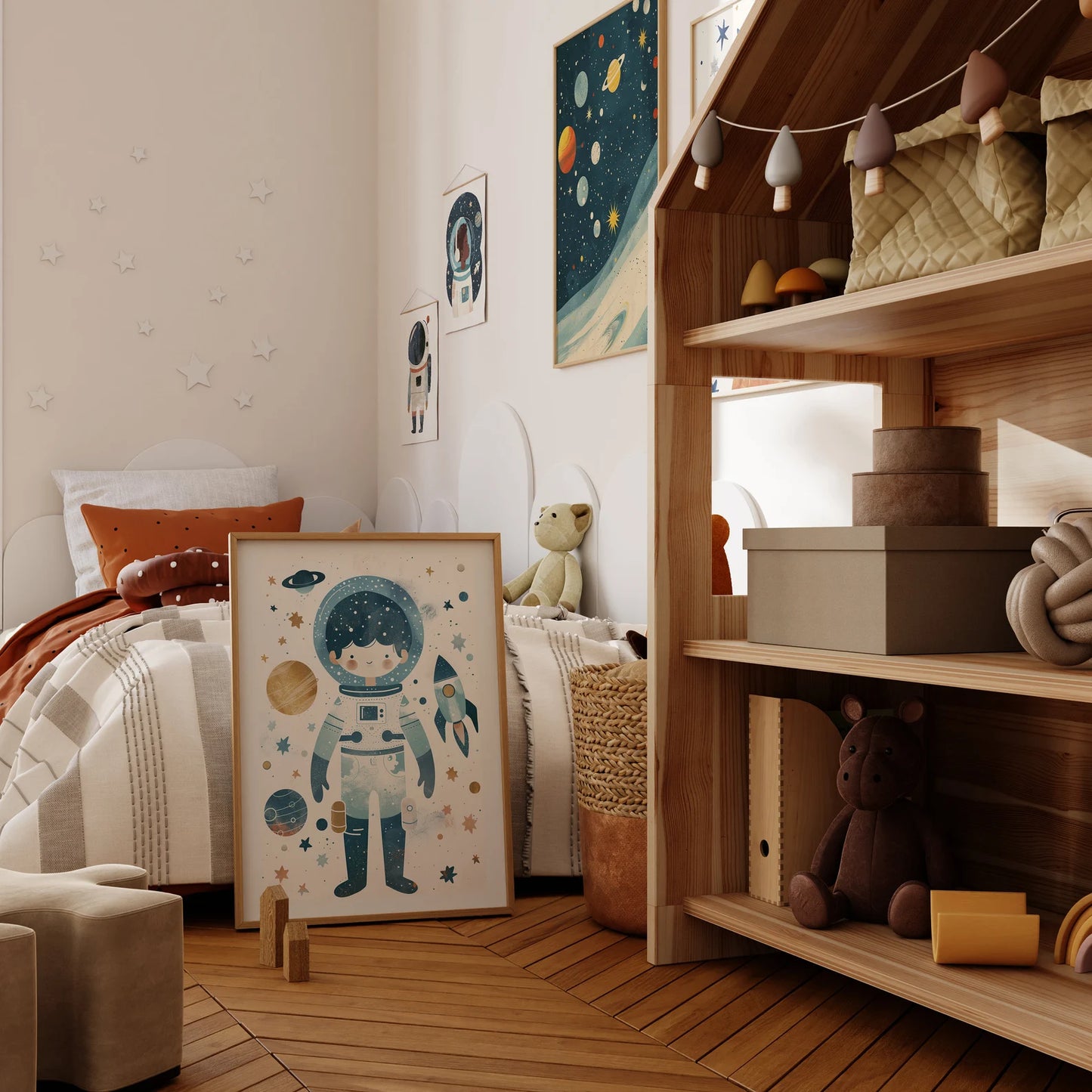 Stylisches Arrangement eines Astronautenposters von justgoodmood im Kinderzimmer. Ideal für kreative und abenteuerliche Kinderumgebungen.