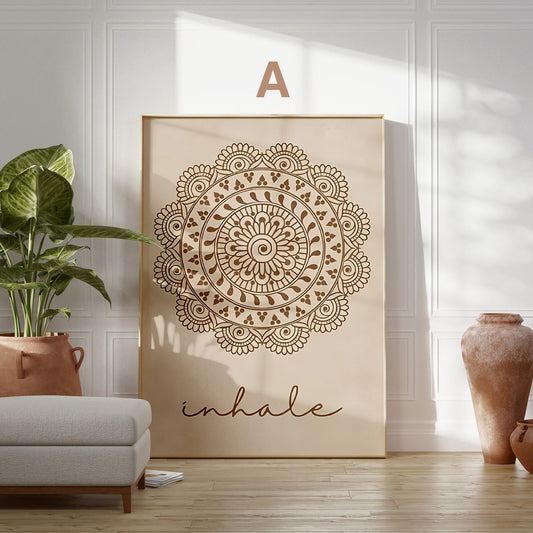 Elegantes Poster mit dem Titel "Yoga Einatmen Ausatmen Mandala" von JUSTGOODMOOD, stilvoll in einem hellen Raum mit einer grünen Pflanze und einer Keramikvase auf dem Boden platziert.
