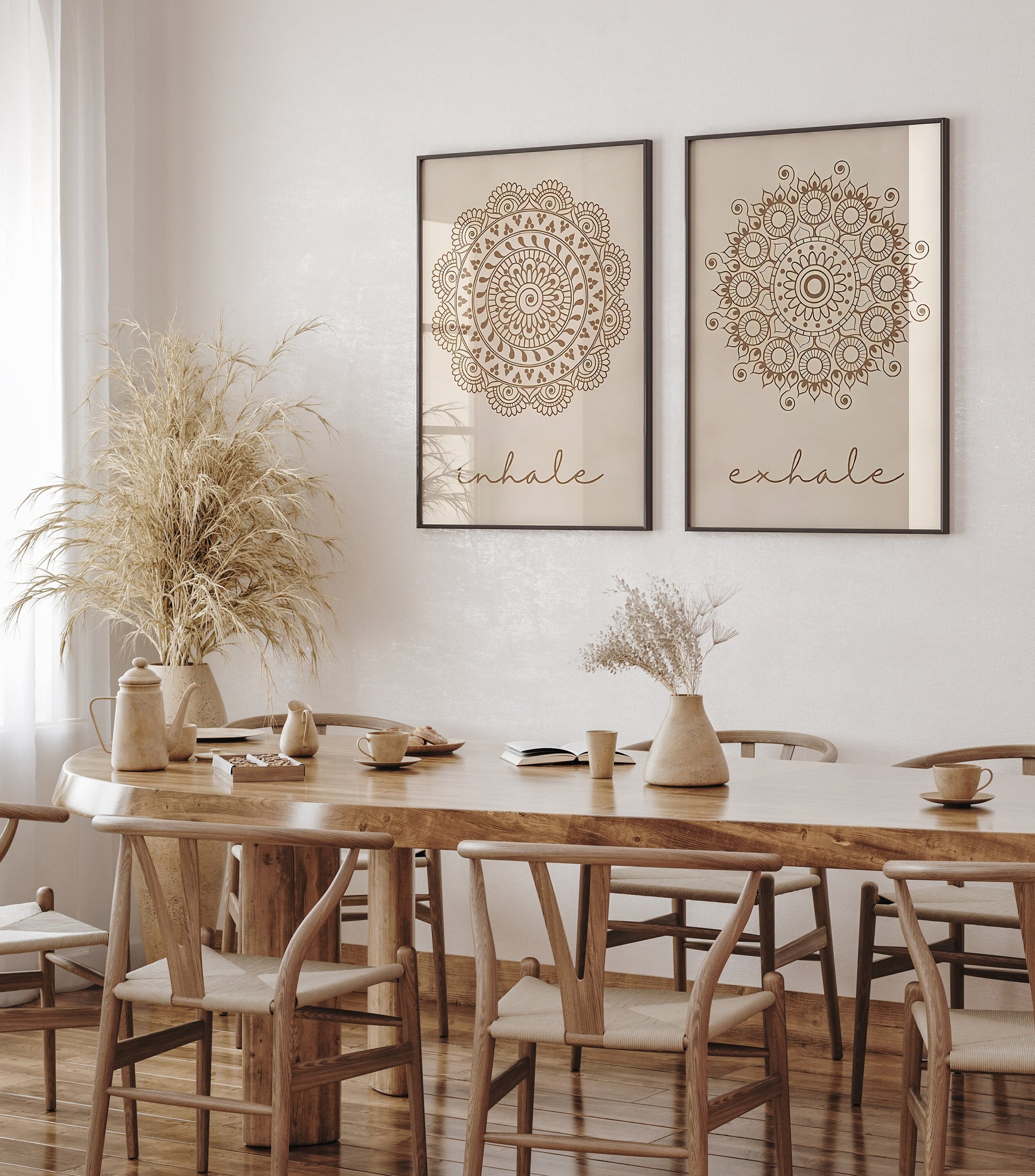 Gemütliche Essumgebung mit den Postern "Yoga Einatmen Ausatmen Mandala" von JUSTGOODMOOD an der Wand, bringt Harmonie und Stil in jedes Zuhause.
