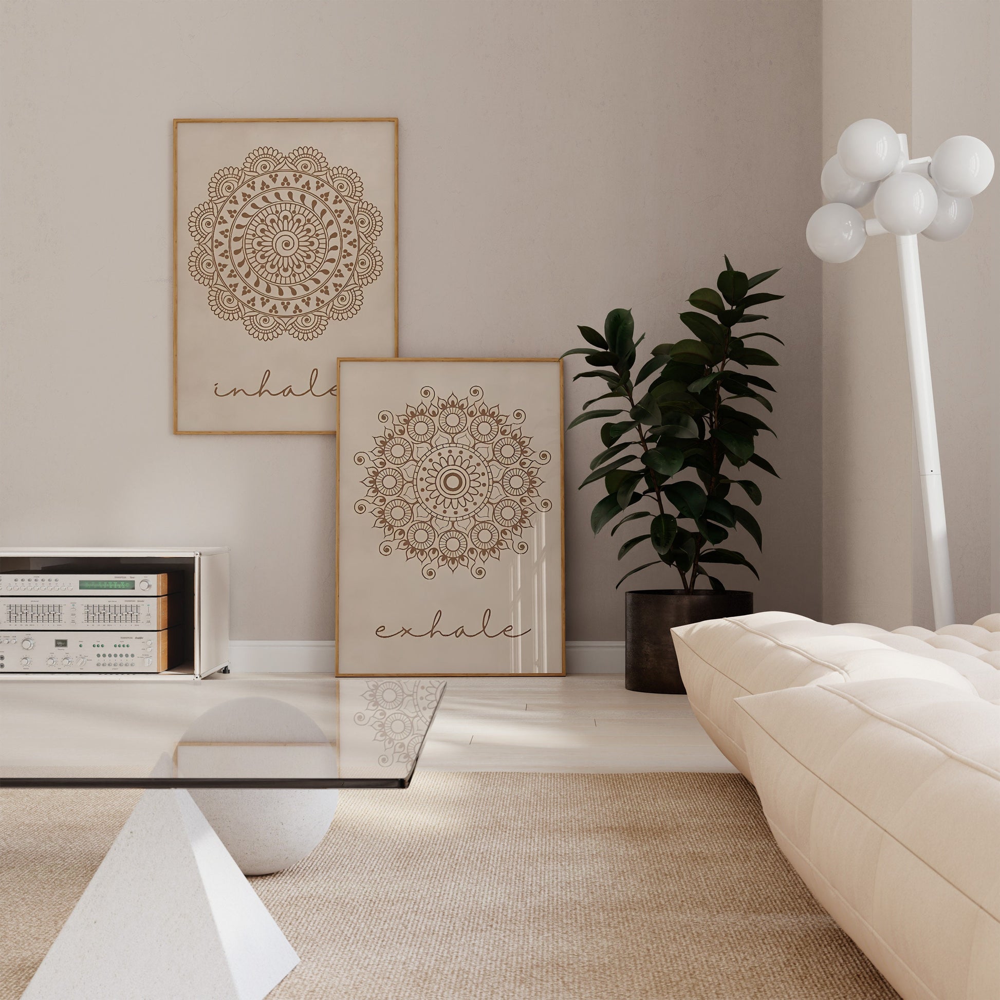 Stimmungsvolles Poster mit Mandala-Design, zeigt die Wörter "inhale" und "exhale", perfekte Wanddeko von JUSTGOODMOOD für Yoga-Liebhaber in Wohnzimmer oder Schlafzimmer.