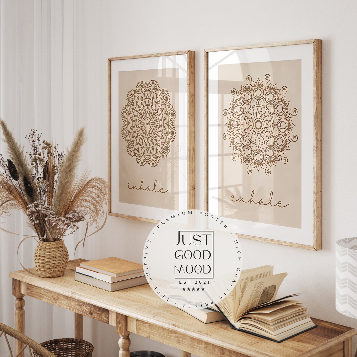 Wunderschönes Wanddeko-Set mit dem Titel "Yoga Einatmen Ausatmen Mandala" von JUSTGOODMOOD, präsentiert in einem stilvollen Wohnzimmer mit einem Holzregal, das mit einer dekorativen Pflanzenvase und einem Buch dekoriert ist.