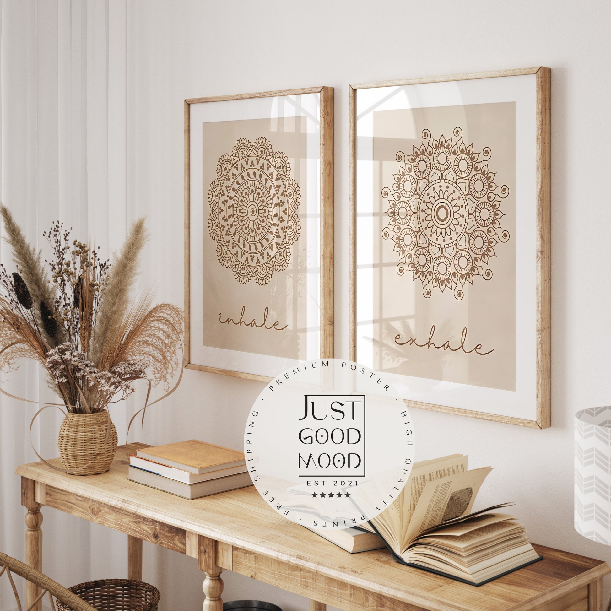Wunderschönes Wanddeko-Set mit dem Titel "Yoga Einatmen Ausatmen Mandala" von JUSTGOODMOOD, präsentiert in einem stilvollen Wohnzimmer mit einem Holzregal, das mit einer dekorativen Pflanzenvase und einem Buch dekoriert ist.