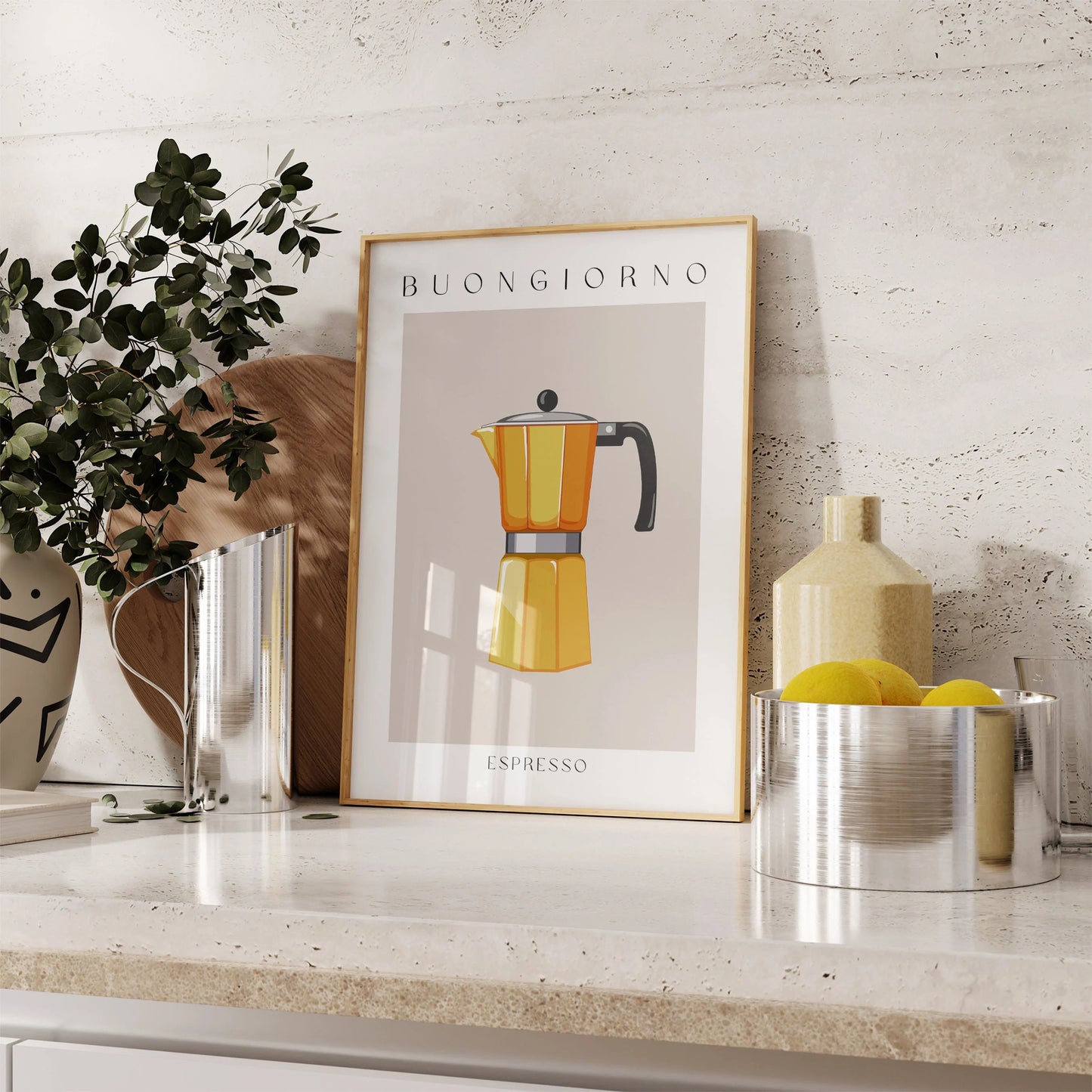Schönes Espresso Poster von JUSTGOODMOOD, abgebildet auf einer modernen Küchenarbeitsplatte, zeigt eine gelbe Moka-Kanne, perfekt für Kaffeegenuss und Küchendekoration.