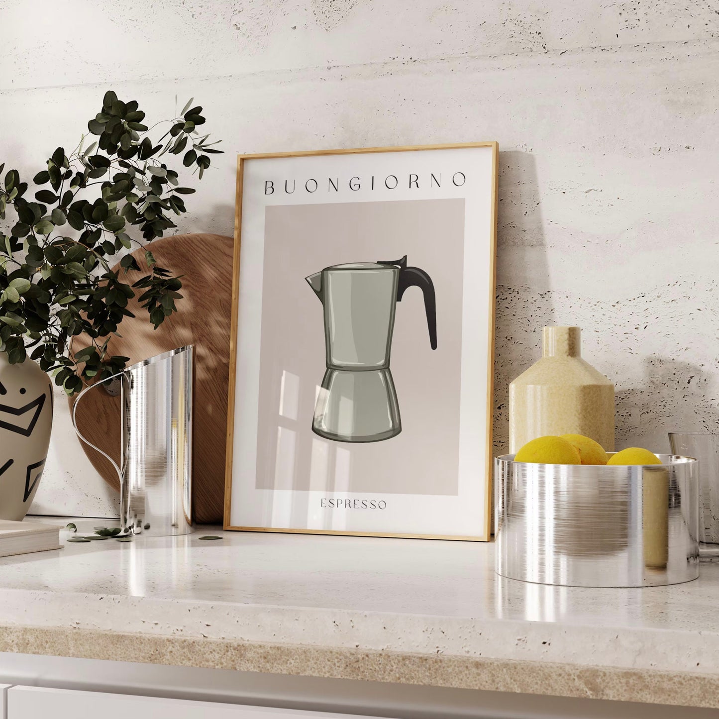 Elegantes Moka Espresso Poster von JUSTGOODMOOD auf Küchenarbeitsplatte mit minimalistischen Details, zeigt eine grüne Espressokanne, ideal für stilvolle Küchendekoration.