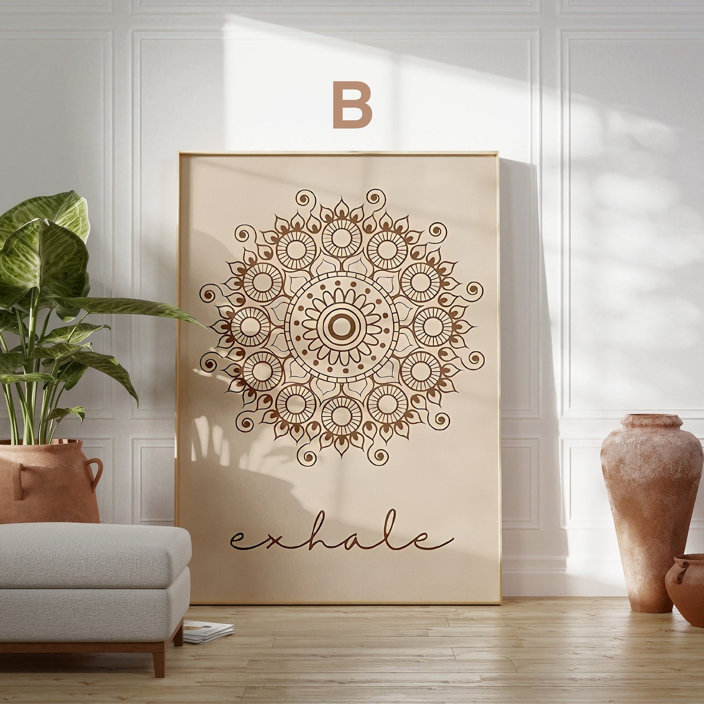 Hübsches Poster "Yoga Einatmen Ausatmen Mandala" von JUSTGOODMOOD, dekorativ präsentiert mit Pflanzen und modernem Interieur, ideal für Wohnzimmer.
