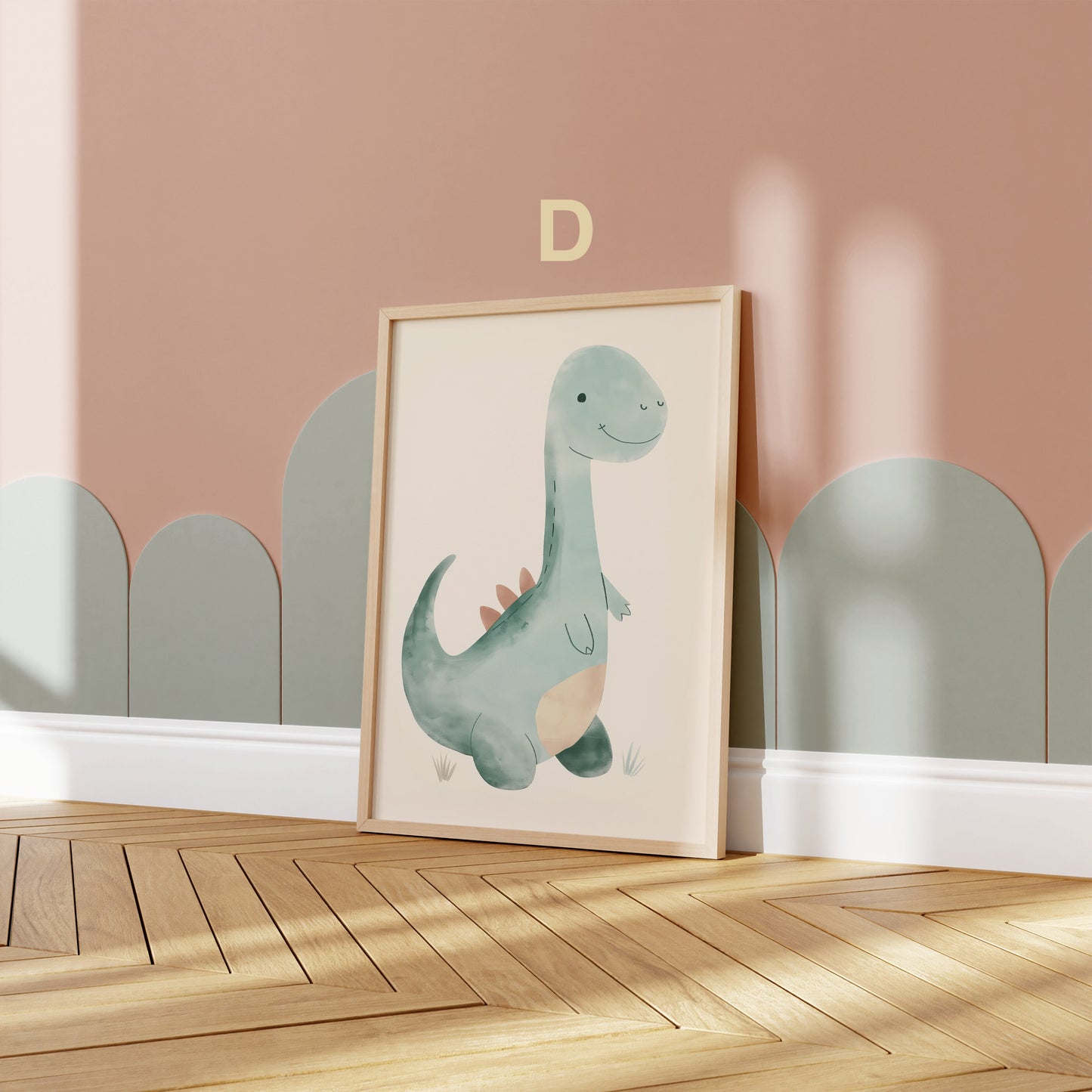Framed Dino Poster von JUSTGOODMOOD, mit einem süßen Langhals-Dinosaurier im Kinderzimmer, perfekt als Geschenkidee für Kinder.